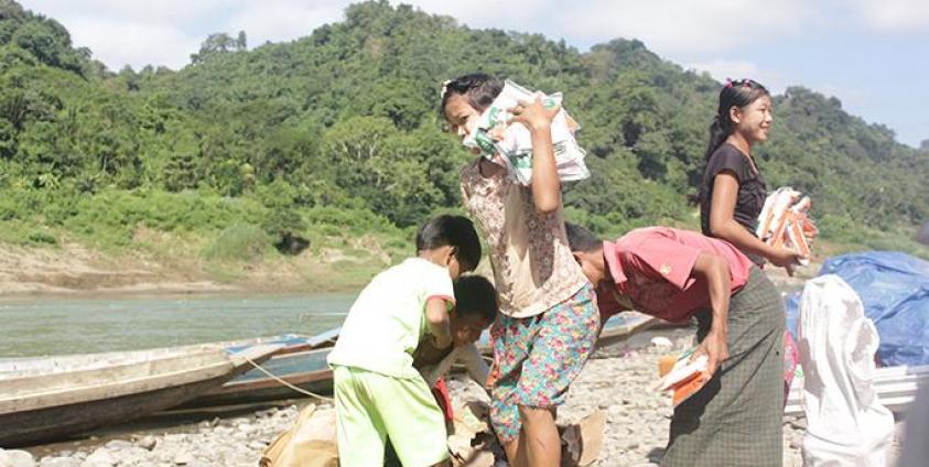 စားနပ်ရိက္ခာများ သယ်နေသော ပလက်ဝမြို့နယ်၊ ရှင်းလက်ဝမှ တိုက်ပွဲရှောင် ကလေးငယ်များ(ပုံ-ချစ်မင်းထွန်း)