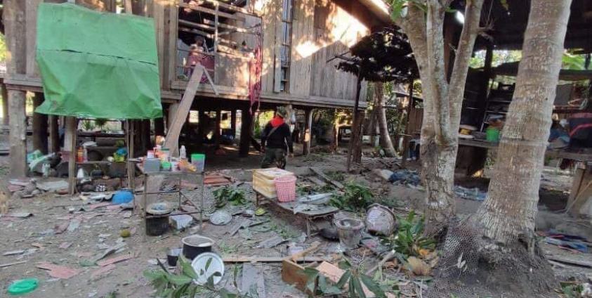 လေကြောင်းတိုက်ခိုက်မှုကြောင့် ပျက်စီးခဲ့တဲ့ဒေသခံ နေအိမ် ဓာတ်ပုံ – Salweem Press