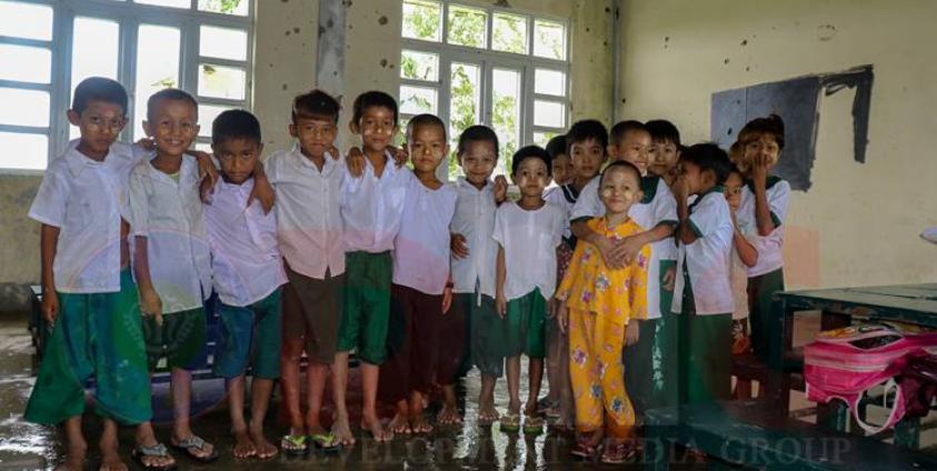 ရသေ့တောင်မြို့နယ်၊ သမီးကျေးရွာစာသင်ကျောင်းမှ ကျောင်းသား၊ ကျောင်းသူတချို့ကို တွေ့ရစဉ်။