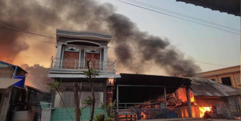 မီးလောင်နေသော ကမ်းနီကျေးရွာ