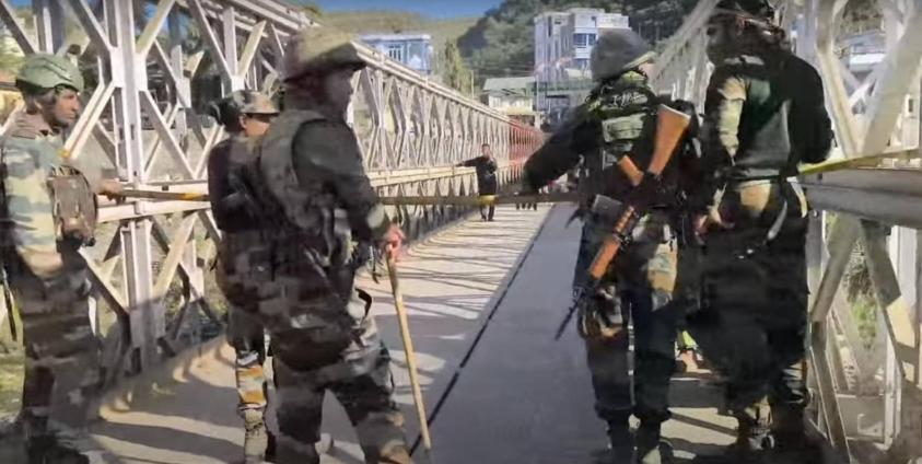 ၂၀၂၅ ခုနှစ် ဇန်နဝါရီလ ၁ ရက်နေ့မှစ၍ ပိတ်ပင်လိုက်သည့် အိန္ဒိယ - မြန်မာ ကုန်သွယ်ရေးအမှတ် (၂) ဂိတ်တံတားပေါ်တွင် စစ်ဆေးနေသည့် အာသံရိုင်ဖယ်စစ်သားများနှင့် ဖြတ်သန်းသွားလာမည့် ဒေသခံများ။ (ဓါတ်ပုံ – ပေးပို့။)