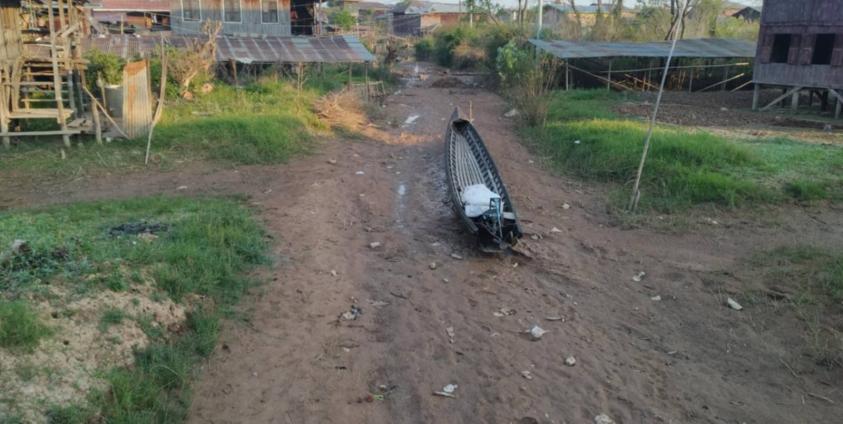 အင်းလေးဒေသ ဟဲယာရွာမရွာတွင် ရပ်ထားသည့် စက်လှေတစီးကို မတ်လ ၂၄ ရက်နေ့တွင် တွေ့ရစဉ်။ (ဓါတ်ပုံ-CJ)