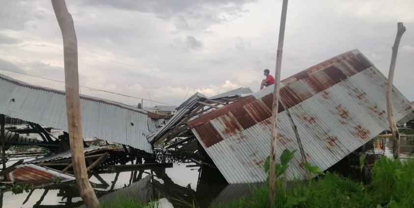 အင်းလေး ဒေသ ငလျင်ဘေးသင့်မှုကြောင့် အိမ်ပြိုကျနေသည့်ပုံ။