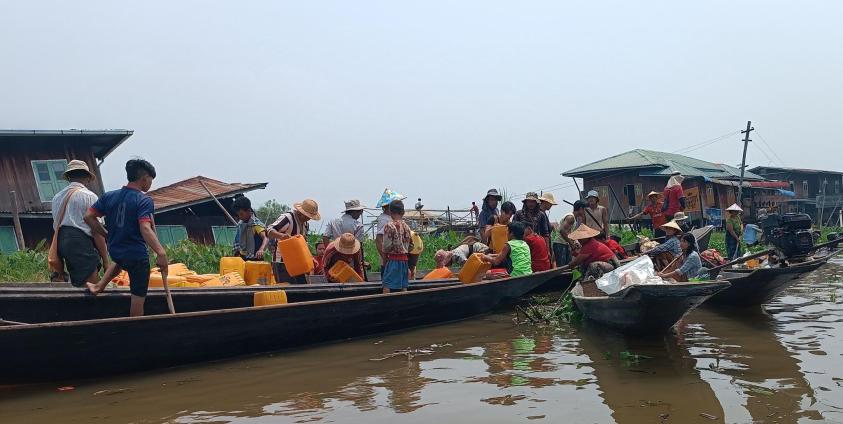 အင်းလေးဒေသ သောက်သုံးရေခပ်နေစဉ်။