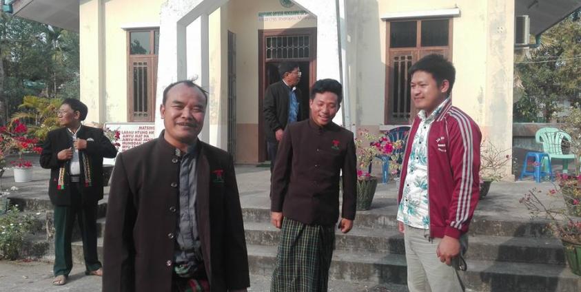 လွတ်မြောက်လာသည့်ဆရာ နှစ်ဦးကို ကချင်အတိုင်ပင်ခံရုံးတွင် တွေ့ရစဉ်။ ဓါတ်ပုံ- Ja Brim Lahpai/ Bima Dau Lum