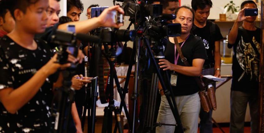 Journalists wearing black outfits attend the press conference of Myanmar Press Council about the two arrested journalists in Yangon, Myanmar, 20 December 2017. Photo: Lynn Bo Bo/EPA-EFE
