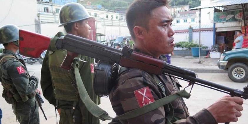 ကချင်ပြည်နယ် လိုင်ဇာမြို့တွင် လုံခြုံရေးယူထားသည့် ကချင်လွှတ်မြောက်ရေးတပ်မတော် (KIA) အား သြဂုတ်လ ၃ ရက် ၂၀၁၄ ခုနှစ်က တွေ့ရစဉ်။ (ဓာတ်ပုံ - မင်းမင်း)