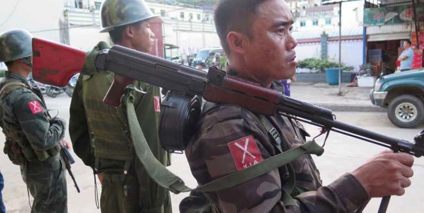 ကချင်ပြည်နယ် လိုင်ဇာမြို့တွင် လုံခြုံရေးယူထားသည့် ကချင်လွှတ်မြောက်ရေးတပ်မတော် (KIA) အား သြဂုတ်လ ၃ ရက် ၂၀၁၄ ခုနှစ်က တွေ့ရစဉ်။ (ဓာတ်ပုံ - မင်းမင်း)