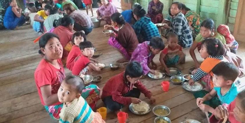 ၂၀၂၀ ပြည့်နှစ်က ပလက်ဝမြို့နယ်၊ ဆမီးမြို့သို့ ထွက်ပြေးရောက်ရှိလာကြသည့် စစ်ဘေးရှောင်များကိုတွေ့ရစဉ်။ (ဓာတ်ပုံ- ခူမီးမီဒီယာ)