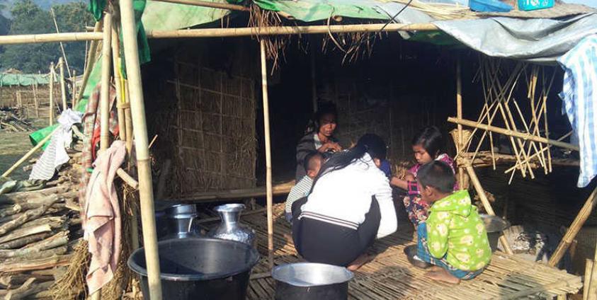 ပုဏ္ဏားကျွန်းမြို့နယ်၊ တောဖျားချောင်းဒေသရှိ ခွေးသေ စစ်ဘေးရှာင်စခန်းမှ မိသားစုတစ်ခုအား တွေ့ရစဉ်။ ဓာတ်ပုံ - ရခိုင်တိုင်းရင်းသားမျိုးနွယ်များအစည်းအရုံး (REC)