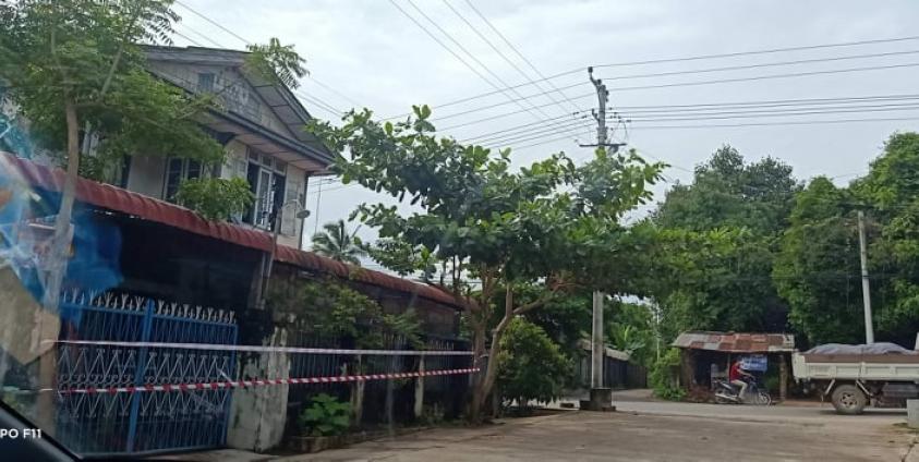ကိုဗစ်ပိုးတွေ့ရှိသည့် ဖားအံမြို့ ရပ်ကွက်ရှိ နေအိမ်ကို ပိတ်ထားစဉ်