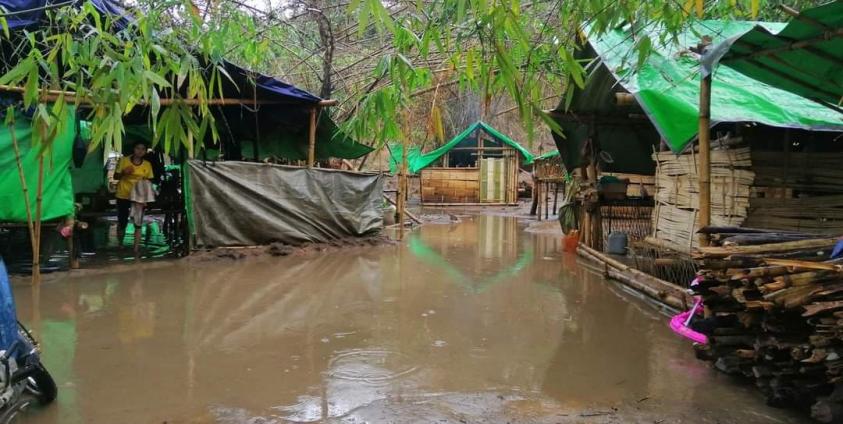 မိုးတွင်းရေဝပ်နေသော ဘွမ်ရာယန်စစ်ရှောင်စခန်း