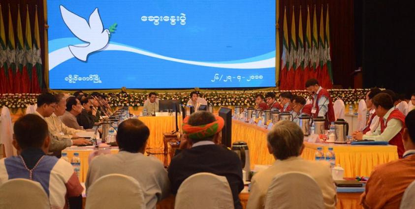 ငြိမ်းချမ်းရေးကော်မရှင်နှင့် ကရင်နီအမျိုးသားတိုးတက်ရေးပါတီ(KNPP)တို့၏ ဆွေးနွေးပွဲကို ဧပြီလ ၂၆ ရက်နေ့တွင် ကယားပြည်နယ်၊ လွိုင်ကော်မြို့ရှိ ပြည်နယ်ခန်းမ၌ ကျင်းပနေသည်။ (ဓါတ်ပုံ-မော်ဦးမြာ/ကန္တာရဝတီတိုင်း(မ်))