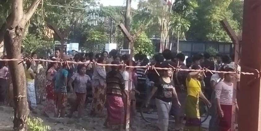အဓမ္မပြုကျင့်သည်ဟု စွပ်စွဲခံရသူများကို ရဲစခန်းတွင် ထိန်းသိမ်းထားစဉ် လူစုလူဝေးဖြစ်ပွားခဲ့သည်။ (ဓာတ်ပုံ - ဇော်ဇော်ထွန်း)
