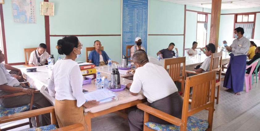 ပြည်နယ်အစိုးရ၏ညွန်ကြားချက်၅ချက်ကို ခရီးသည်ပို့ဆောင်ရေးယာဉ်လိုင်းအသင်းရုံးတွင် ရှင်းလင်းပြောကြားနေစဉ် (ဓါတ်ပုံ -နော်ဒွေးအယ်ခူ)