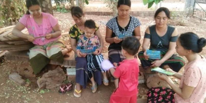 ကျန်းမာရေးနှင့်အားကစားဝန်ကြီးဌာန COVID-19 ပညာပေးလက်ကမ်း စာစောင်တွေကို လောပိတဖောင်ဒေးရှင်းမှာ ဖြန့်ဝေပေးနေစဉ်။ ဓါတ်ပုံ – Kayah Lay Loikaw Facebook