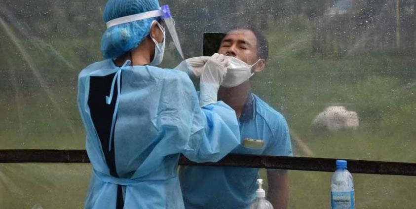 စစ်ရှောင်တနေရာတွင် Covid–19 စစ်ဆေးနေစဉ် (ဓါတ်ပုံ –  CJ)