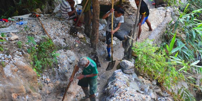 မော်ချီးသတ္တုတွင်း၌ ခဲလုပ်ကွက်များလုပ်ကိုင်နေသူများ(ဓါတ်ပုံ-လင်းသန့်)