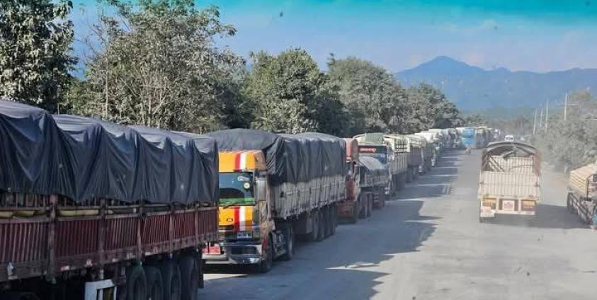 ကလော-သာစည်ကြား ကျွဲတပ်ဆုံဂိတ်တွင် ပိတ်မိနေသည့် ကုန်ကားများ။