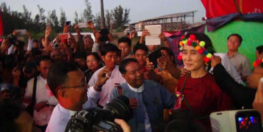 ၂၀၁၅ ရွေးကောက်ပွဲမတိုင်မှီ ဒေါ်အောင်ဆန်းစုကြည် ကယားပြည်နယ်ကို စည်းရုံးရေး ခရီးစဉ်တွင်မြင်တွေ့ရစဉ်။