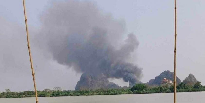 စစ်ကောင်စီတပ်ရဲ့ ကြည်း၊ရေ၊လေ ပစ်ခတ်မှုကြောင့် ဓမ္မသကျေးရွာ မီးလောင်ပျက်စီးခဲ့စဉ်။