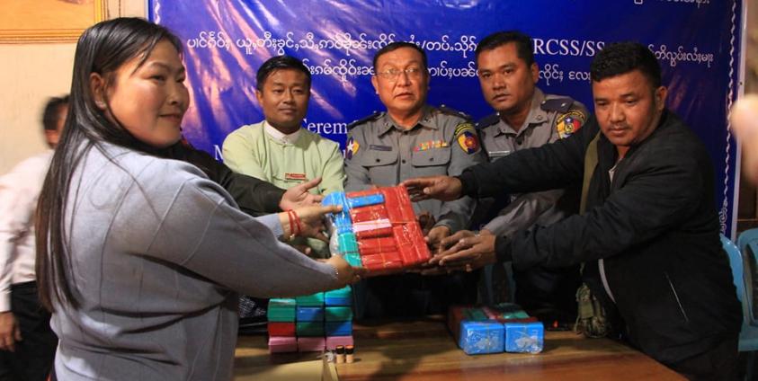 Photo by SHAN/ ဖမ်းဆီးရမိသည့် မူးယစ်ဆေးများ အပ်နှင်းနေသည့် ပုံ