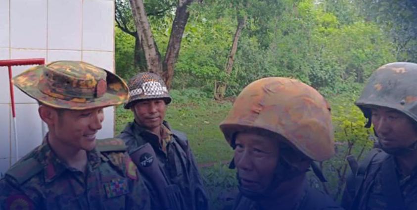 ရှေ့တန်းမှပြန်လာသည့် စစ်ကောင်စီတပ်သားများကို ကြိုဆိုနေကြစဉ်။