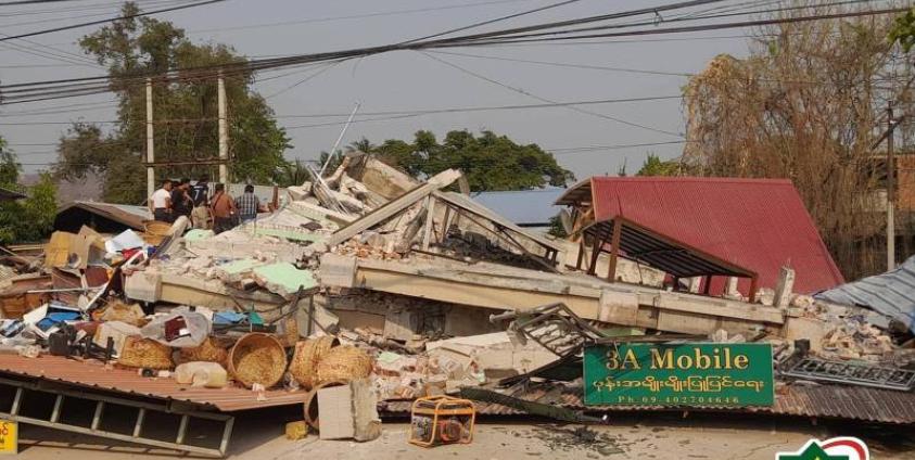မတ်လ ၂၈ ရက်နေ့ ညနေပိုင်းက လှုပ်ခတ်ခဲ့သည့် အင်အား ပြင်း ငလျင်ကြောင့် ကျောက်ဆည်မြို့တွင် ပြိုကျပျက်စီီးသွားသည့် အ ဆောက် အဦးများကို တွေ့ ရစဉ်။ (ဓါတ်ပုံ – Pyae Gyi လူမှုကွန်ယက်စာမျက်နှာ)