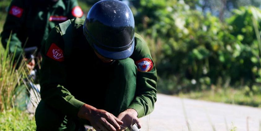 ထိန်းချုပ်နယ်မြေများတွင် အာရက္ခတပ်တော် (AA) တပ်ဖွဲ့ဝင်များက မိုင်းရှင်းလင်းရေး လုပ်ဆောင်နေသည်ကို ၂၀၂၅ ခုနှစ်၊ ဇန်နဝါရီလအတွင်း တွေ့ရစဉ်။ ဓာတ်ပုံ - APM