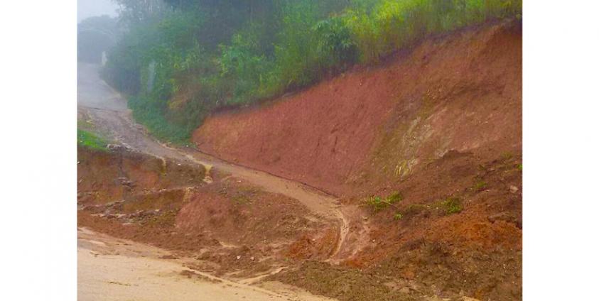 မြို့ချင်းဆက်လမ်း၊ ရွာချင်းဆက်လမ်း တစ်ချို့နေရာများတွင် မြေပြိုမှုများဖြစ်ပေါ်နေပုံ (ဓါတ်ပုံ -  Boco Tulic Top)