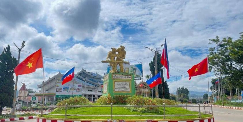 လားရှိုးမြို့၌ ကိုးကန့်တပ် နှင့် ညီနောင်မဟာမိတ်အလံ လွှင့်ထူထားသည်ကို ၂၀၂၄ ခုနှစ် ဩဂုတ်လအတွင်းကမြင်တွေ့ရစဥ်။ (ဓါတ်ပုံ − AFP)