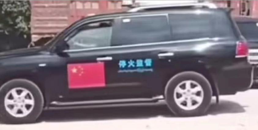 ချင်းရွှေဟော်နှင့် ကွမ်းလုံမြို့ကြား တွေ့ရသည့် တရုတ်အလံပါ ပစ်ခတ်ရပ်စဲမှုစောင့်ကြည့်ရေး ယာဉ်တန်း။