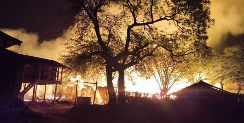 မတ်လ ၂၃ ရက်နေ့ မနက် ၁ နာရီ ဝန်းကျင်အချိန်တွင် စစ်ကောင်စီ၏ လေကြောင်းတိုက်ခိုက်မှုကြောင့် မီးလောင်ပျက်စီးနေသည့် လက်ဝဲမြင်းနီကျေးရွာအတွင်းရှိ နေအိမ်များကို တွေ့ရစဉ်။ (ဓါတ်ပုံ – နွားထိုးကြီး - Journal)