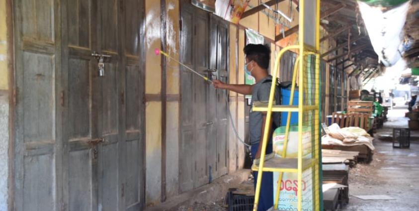 လွိုင်ကော်တောင်ဈေးက ဆိုင်တွေပိတ်ထားတဲ့ရက်တွေမှာ ပိုးသတ်ဆေးတွေ လိုက်ဖြန်းနေကြတဲ့မြင်ကွင်းတစ်ခု