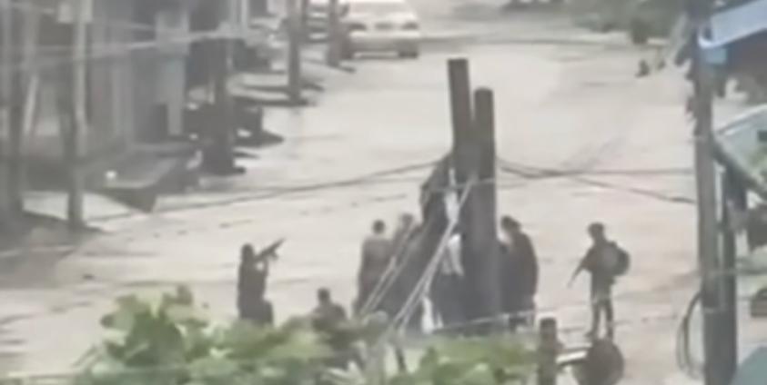 ပုံအညွှန်း - ဒေသခံအချို့ကို ဖမ်းဆီးသွားသည့် စစ်ကောင်စီစစ်ကြောင်း။