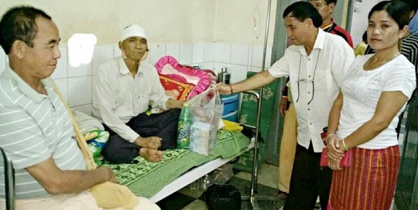ဓါးခုတ်ခံရသဖြင့် ဆေးရုံတက်ဆေးကုသမှုခံယူနေရသူ စိုင်းဆန်ပန်အား SNLD ပါတီက သွားရောက်ကြည့်ရှုအားပေး (Photo: Sai Lern/Facebook)