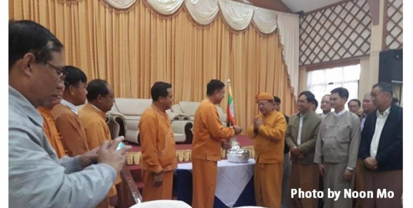 တောင်ကြီးမြို့ သျှမ်းစာပေယဉ်ကျေးမှုအသင်းရုံးရှိ သျှမ်းနှစ်သစ်ကူးအလံတော် အား လားရှိုးမြို့ သျှမ်းနှစ်သစ်ကူးပွဲတော်ကျင်းပရေးဦးစီးကော်မတီအဖွဲ့က လာရောက်ကြိုဆို