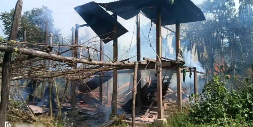 ပုံစာ - လေကြောင်းဗုံးကြဲမှုကြောင့် ဇူလမွတ်ဆလင်ကျေးရွာမှ မီးလောင်ပျက်စီးသွားသည့် နေအိမ်အချို့။ ဓာတ်ပုံ - APM