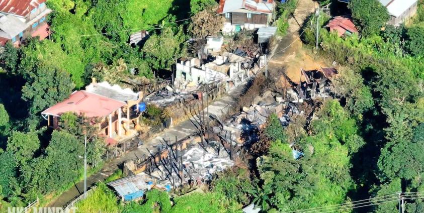 မင်းတပ်မြို့ရှိလူနေအိမ်ကို အောက်တိုဘာလအတွင်း စစ်ကောင်စီက မီးရှို့ဖျက်ဆီးစဥ်။  ဓါတ်ပုံ - HKL ။