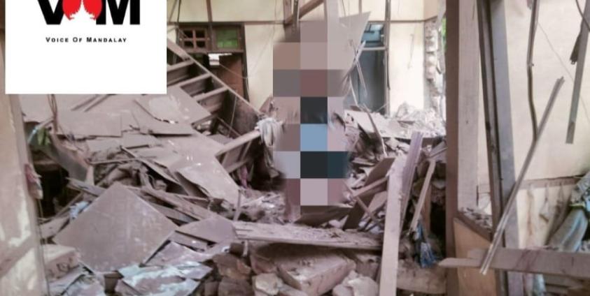 မန္တလေးတိုင်း၊ မတ္တရာနယ် အရှေ့ခြမ်းရှိ ရုံးပင်ကျေးရွာ ဧပြီလ ၂၇ ရက်နေ့က လေကြောင်းတိုက်ခိုက်ခံရမှုကြောင့် ပျက်စီးသွားသည့် နေအိမ်တလုံးကို တွေ့ ရစဉ် ( Voice Of Mandalay )
