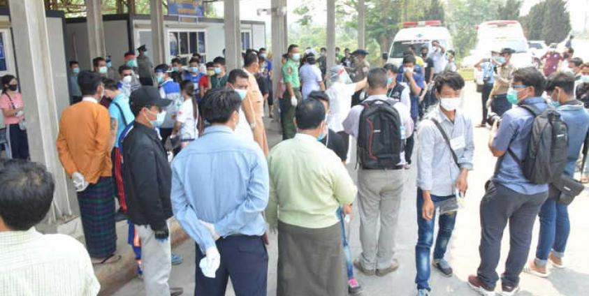 Photo by U Htun Maesai/ ထိုင်းနယ်စပ် တာချီလိတ်ရှိ တံတား(၂) သို့ ဧပြီ ၆ ရက်က ရောက်ရှိလာသူ ပြန်တော်ပြန်များ။