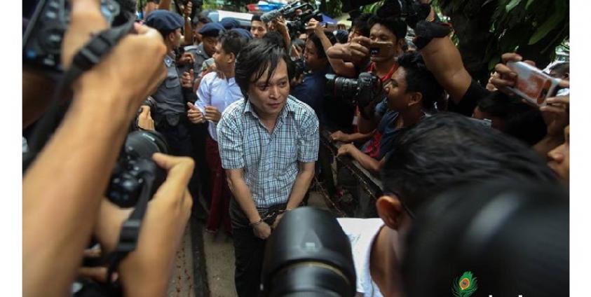 Managing editor of Eleven media Nari Min (C) at Tamwe township courts on 10 October 2018. Photo: Thura/Mizzima