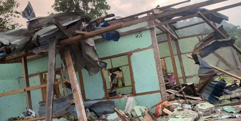 TNLA ထိန်းချုပ် မန်တုံမြို့ အောင်ချမ်းသာရပ်ကွက်ထဲ စစ်ကောင်စီတပ် လေကြောင်းဗုံးကြဲပြီးနောက် ထိခိုက်ပျက်စီးမှု။ (ဓာတ်ပုံ – ဒေသခံ)