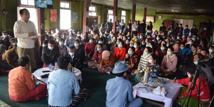 Photo Caption: လွှတ်တော်ကိုယ်စားလှယ်၊ စည်ပင်သာယာရေးအဖွဲ့၊ စျေးကော်မတီနှင့် စျေးသူစျေးသားများ တွေ့ဆုံဆွေးနွေးနေကြစဥ်။