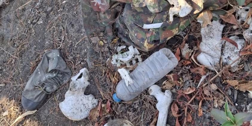 မတူပီမြို့သိမ်းတိုက်ပွဲမှ စခန်းစွန့်ခွာထွက်ပြေးသည့် စစ်ကောင်စီတပ်ဖွဲ့ဝင်နှင့် ၎င်းတို့ မိသားစုဝင်များ၏ အရိုးစုများ။ Photo Credit: (မင်းတပ်မြို့နယ် စစ်ဘေးရှောင်စခန်းများ စီမံခန့်ခွဲ့ရေးကော်မတီမှ ကိုလောရင့်စ်)