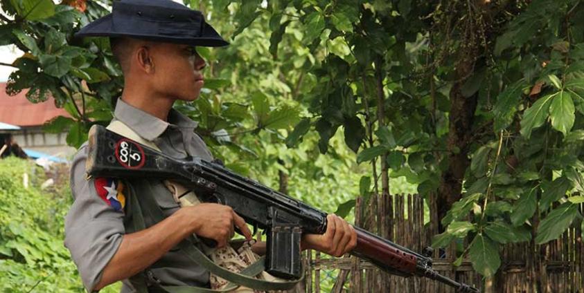 ရခိုင်မြောက်ပိုင်း မောင်တောမြို့နယ် ရွှေစာကျေးရွာ၌ လုံခြုံရေးယူထားသော မြန်မာနိုင်ငံရဲတပ်ဖွဲ့ဝင်တစ်ဦးအား ၂၀၁၇ ခုနှစ် စက်တင်ဘာလ ၆ ရက်နေ့က တွေ့မြင်ရစဉ်။ (ဓာတ်ပုံ - AP)