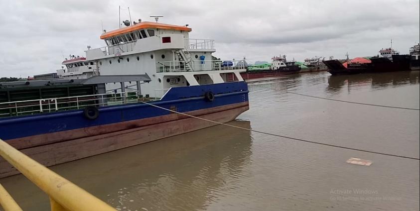 MCL ဘိလပ်မြေစက်ရုံမှ သဘောင်္ကြီးတစ်စီး(ဓါတ်ပုံ -MNA)