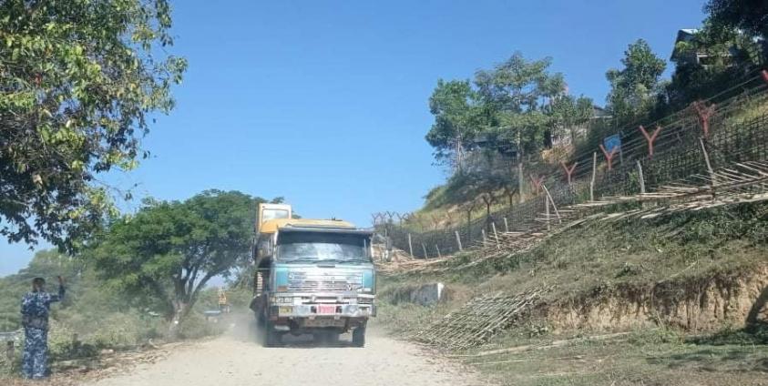 မောင်တောမြို့နယ်မြောက်ပိုင်း ငန်းချောင်းကျေးရွာအလွန် ရေကျော်တံတားအနီးရှိ နယ်ခြားစောင့်ကင်းစခန်းအားတွေ့ရစဉ်။