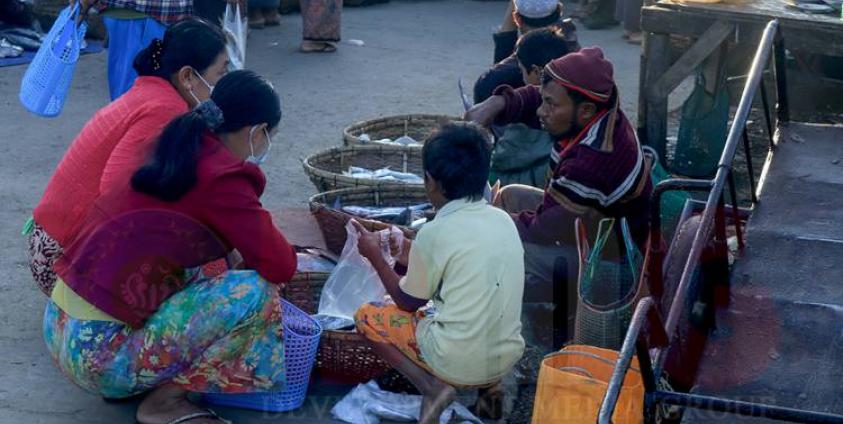 မောင်တောမြိုတွင် နှစ်ဖက်အသိုင်းအဝိုင်းကြား ဈေးရောင်းဈေးဝယ်နေမှုကို ၂၀၁၉ ခုနှစ်အတွင်းက တွေ့ရစဉ်။