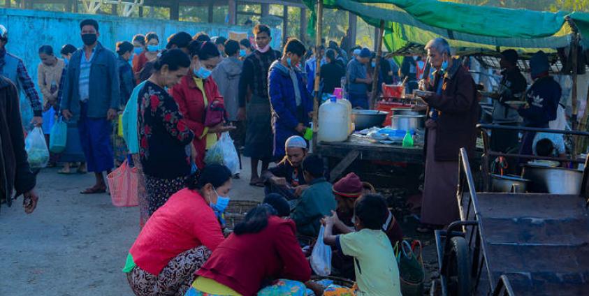 မောင်တောမြို့မှ ဈေးတစ်ခုအား တွေ့ရစဉ်။